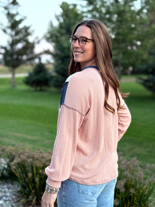 Elevate your everyday rotation with this chic colorblock waffle knit Henley, featuring a sophisticated pink and cream palette. This breathable, textured long sleeve blends cozy comfort with a polished aesthetic, making it the ultimate transition piece for any season.